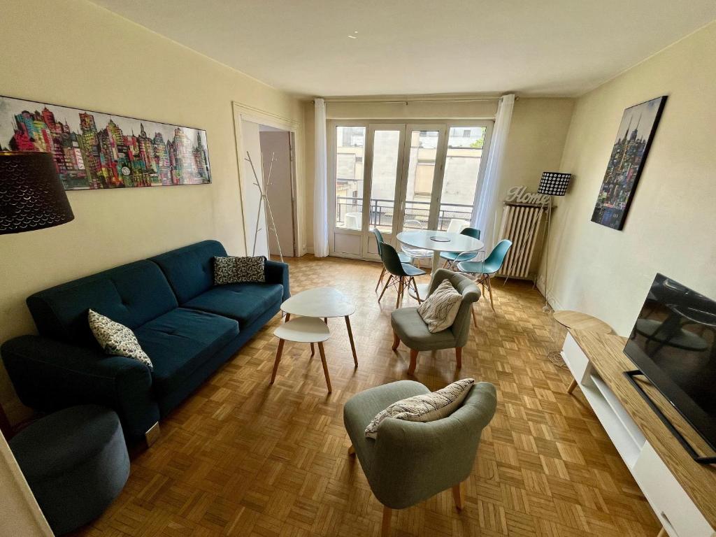 un salon avec un canapé bleu et une table dans l'établissement Le spacieux Hypercentre Théâtre des Arts - 327, à Rouen