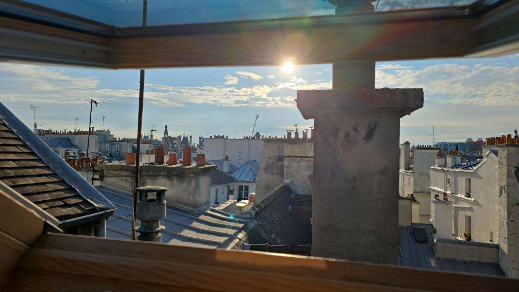 d'un balcon offrant une vue sur les toits de la ville. dans l'établissement On the rooftops of Paris - Marais, à Paris