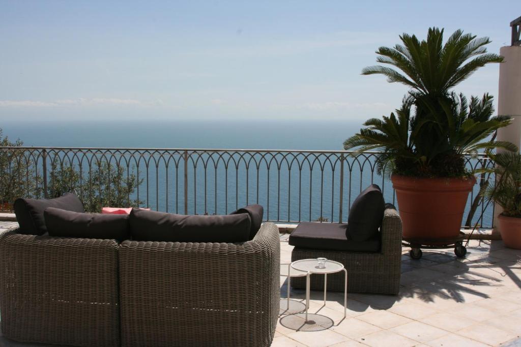 un patio con 2 sofás y vistas al océano en b&b I Limoni, en Ravello