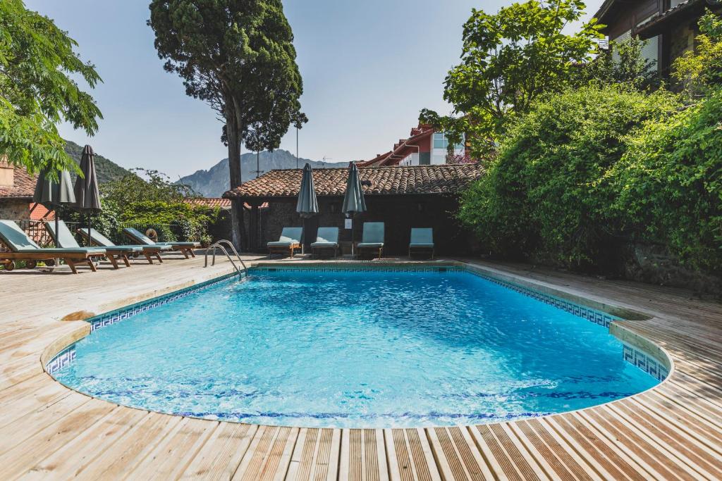 Bazén v ubytování Apartamentos Villa de Potes nebo v jeho okolí