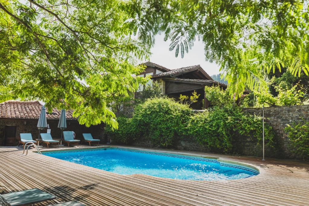 Bazén v ubytování Apartamentos Villa de Potes nebo v jeho okolí