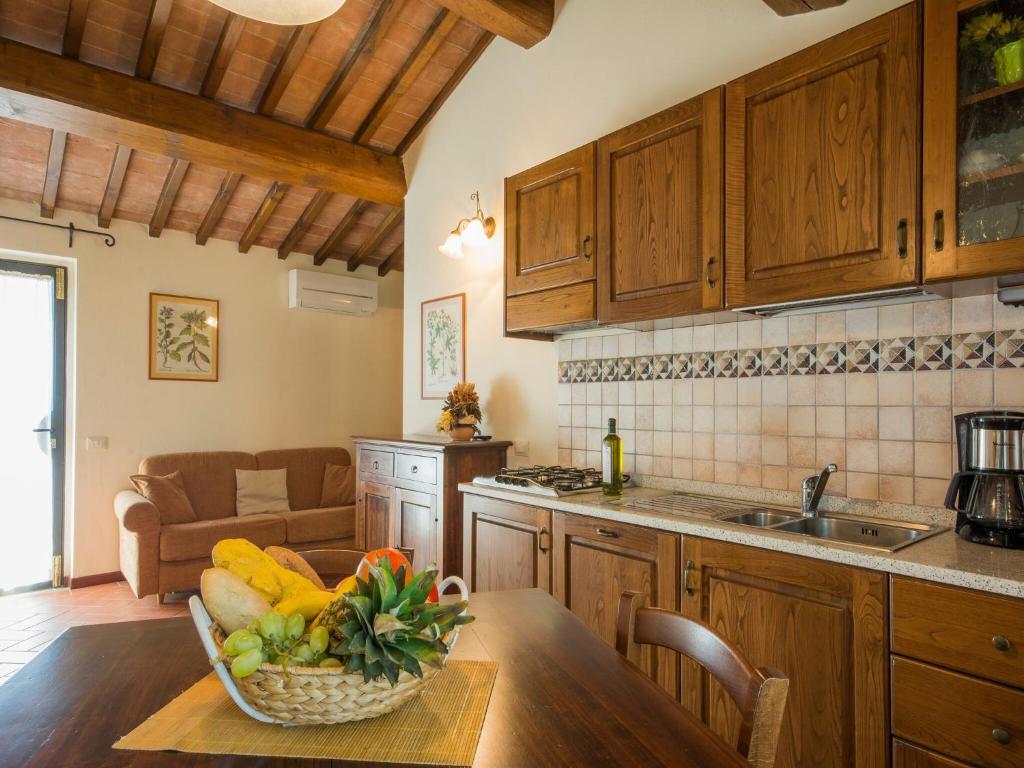 Kuchyňa alebo kuchynka v ubytovaní Flat with shared pool and air conditioning