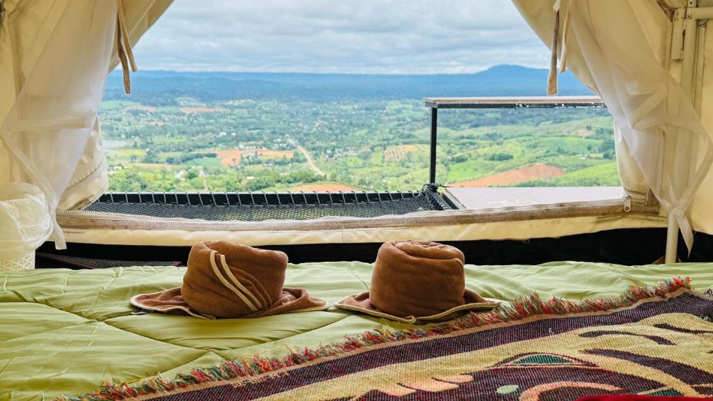 Postel nebo postele na pokoji v ubytování Peace Zone เขาค้อ