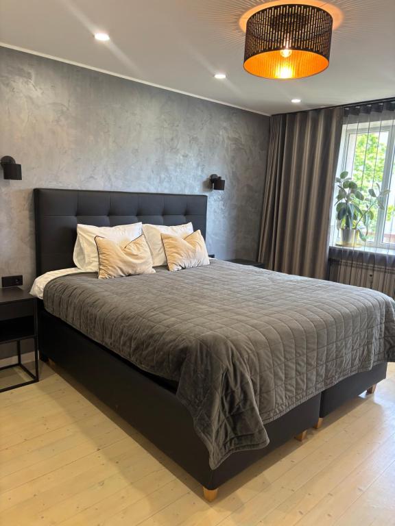 パルヌにあるTammsaare Luxury Apartmentの部屋の中に大きなベッドがある寝室