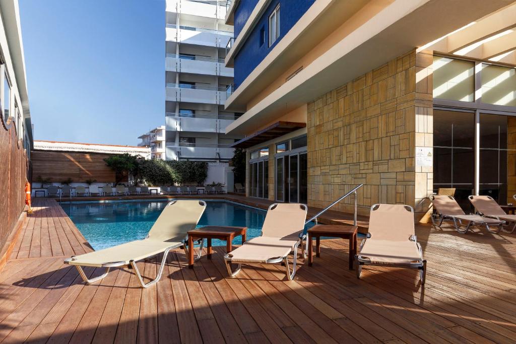 Bazén v ubytovaní Athena Hotel alebo v jeho blízkosti