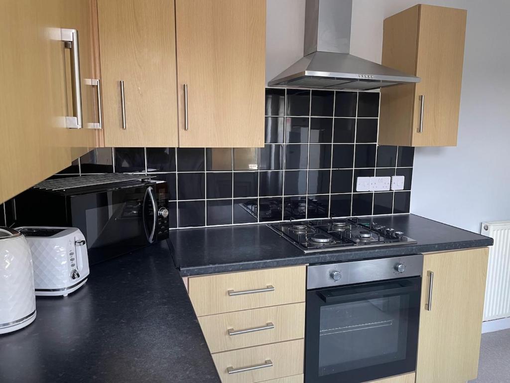 Køkken eller tekøkken på ResiLets - Modern Central Town Centre Apartment - Sleeps 4!