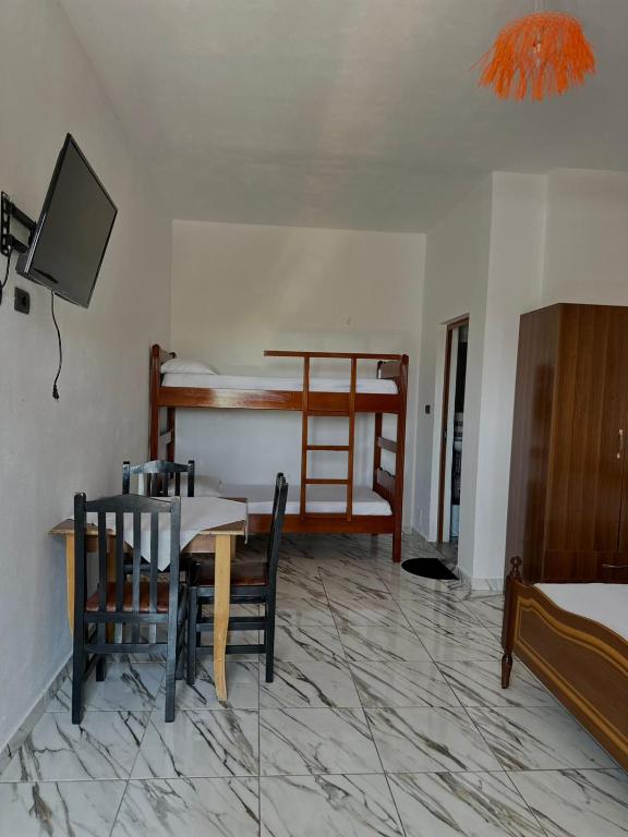 TV a/nebo společenská místnost v ubytování Restorant and Rooms Vellezerit Ndoj