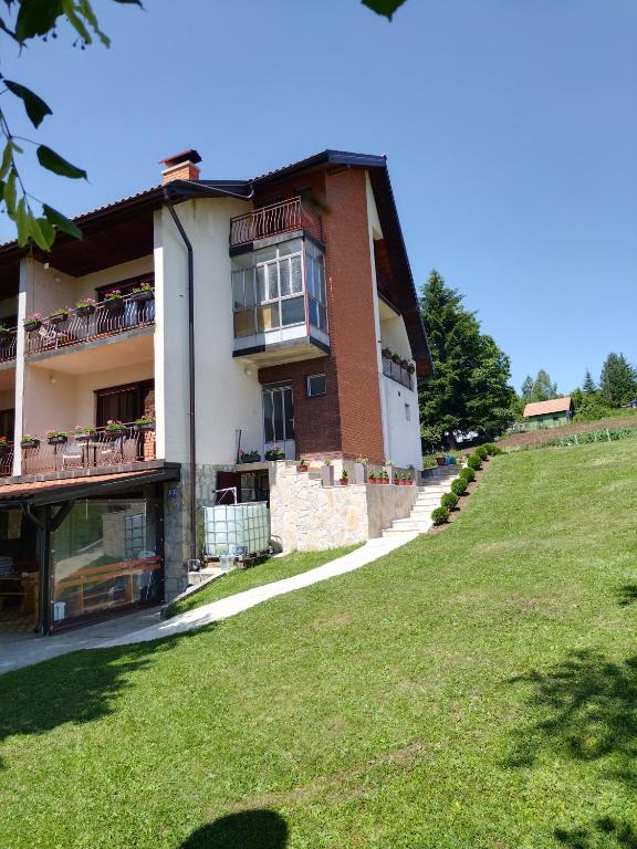 Budova, kde se vila nachází