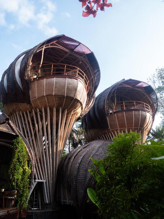 due edifici cilindrici con alberi e piante di Ulaman Eco Luxury Resort a Tabanan