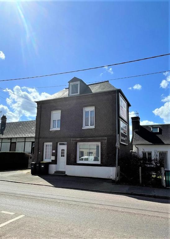 un bâtiment au bord d'une rue dans l'établissement Maison Cosy 3 chambres proche de Dieppe, à Saint-Nicolas-dʼAliermont