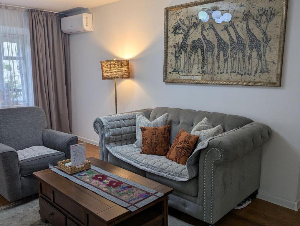 Una sala de estar con un sofá y una mesa de café. en Moonflower residence 4645, en Bishkek