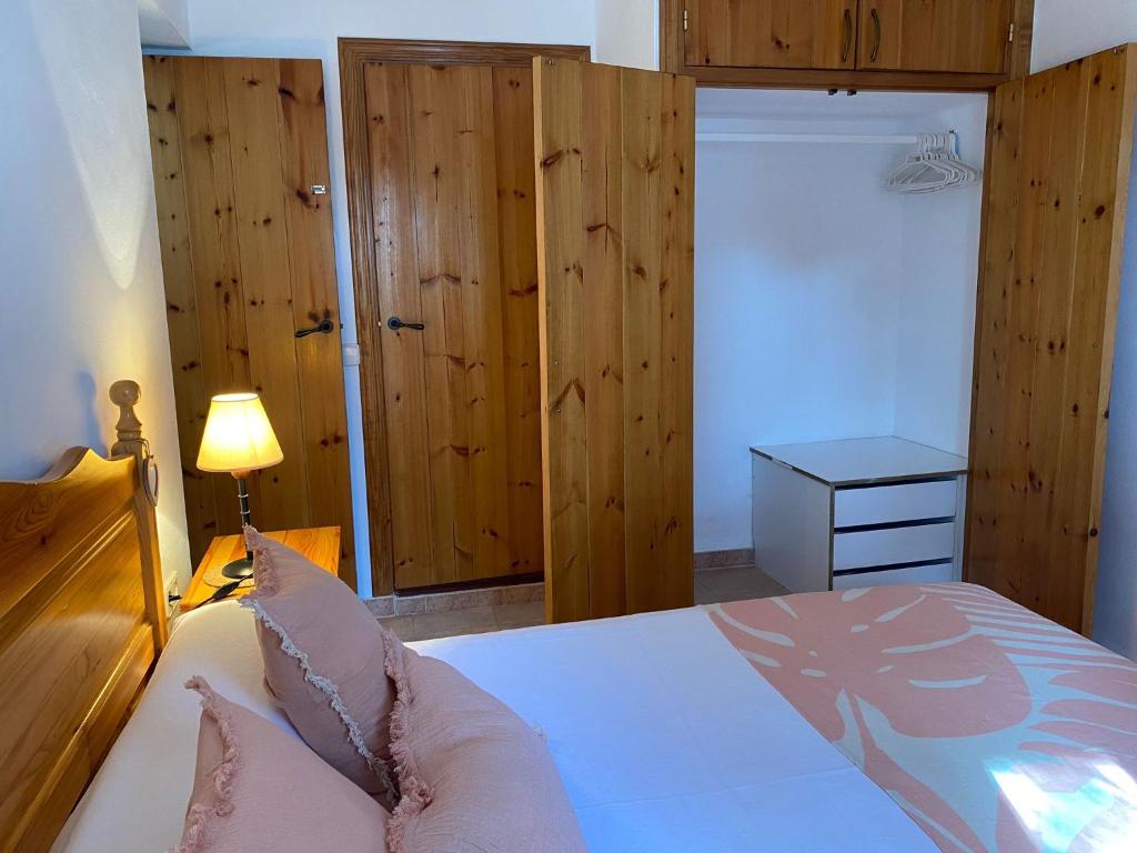 Postel nebo postele na pokoji v ubytování Casa Barca Cala Saona