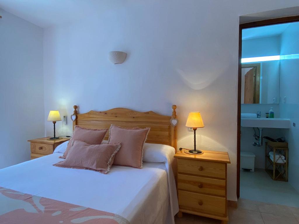 Postel nebo postele na pokoji v ubytování Casa Barca Cala Saona