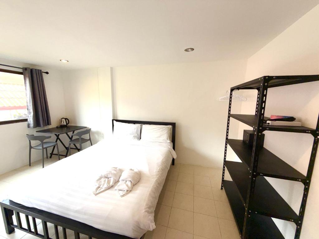 Ένα ή περισσότερα κρεβάτια σε δωμάτιο στο Patong Canal Villa 209