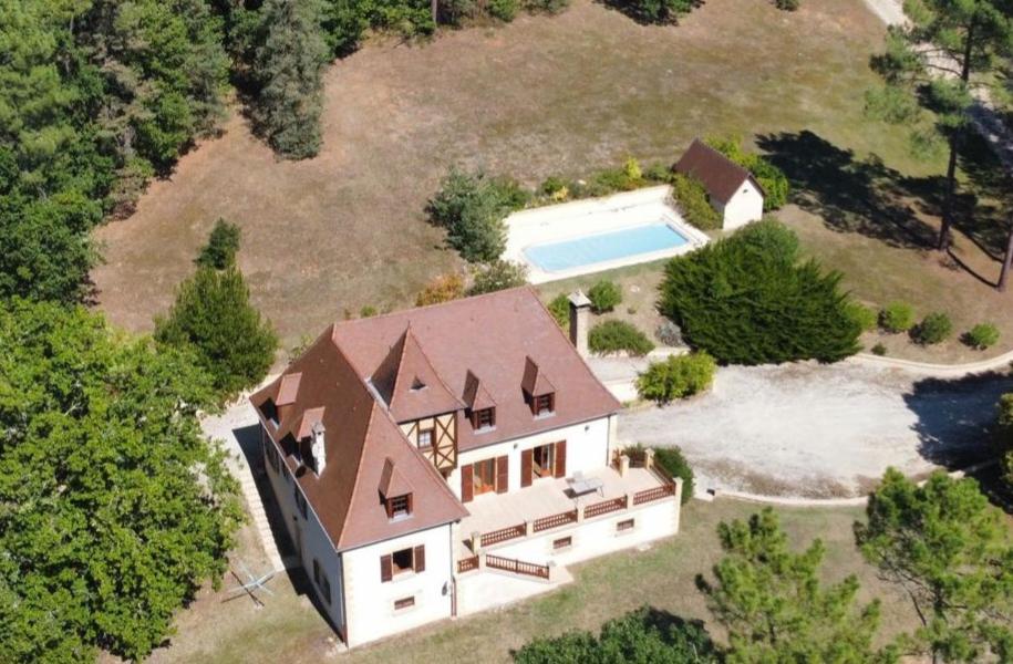 une vue aérienne d'une maison avec piscine dans l'établissement Maison du Morilhou, à Auriac-du-Périgord