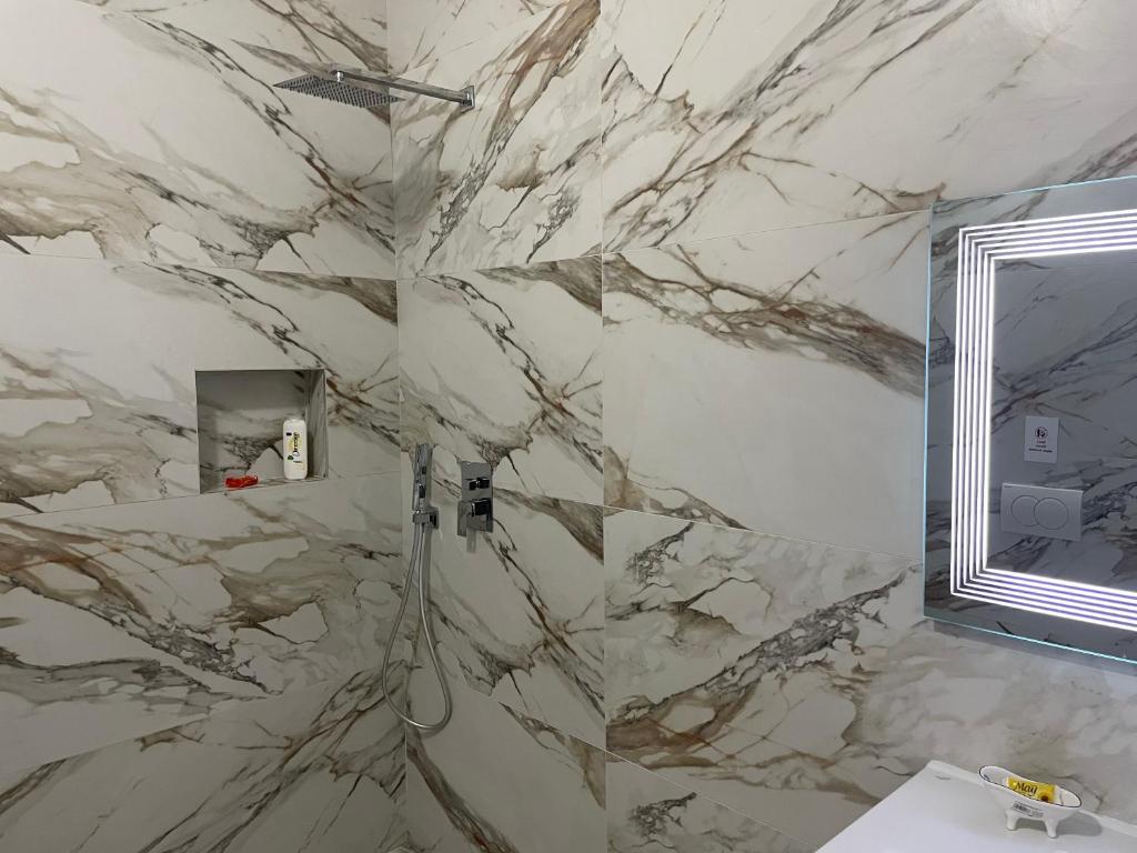 bagno con parete in marmo di Vila BriArt a Durrës