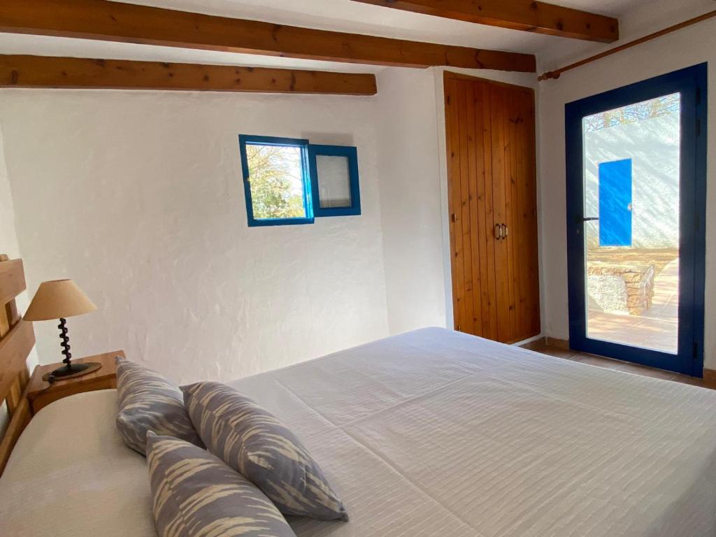 Postel nebo postele na pokoji v ubytování Casa Barca Cala Saona
