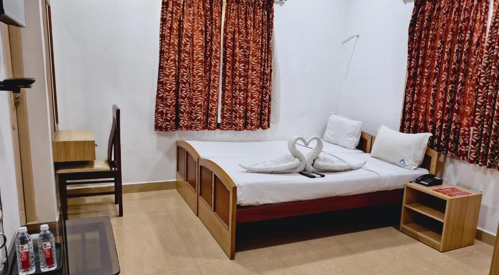 Postel nebo postele na pokoji v ubytování Swarna Sudarshan Service Apartment @ Adyar chennai