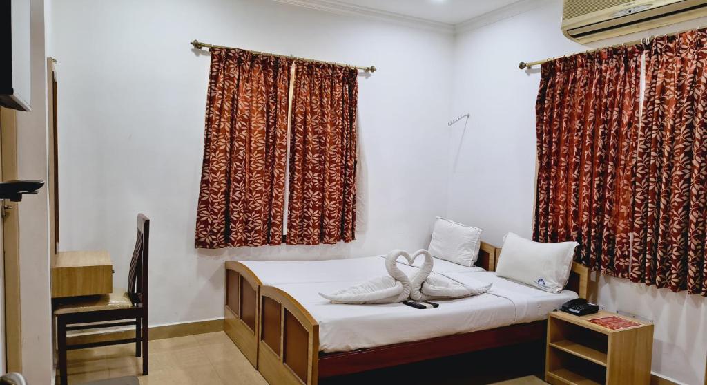 Postel nebo postele na pokoji v ubytování Swarna Sudarshan Service Apartment @ Adyar chennai