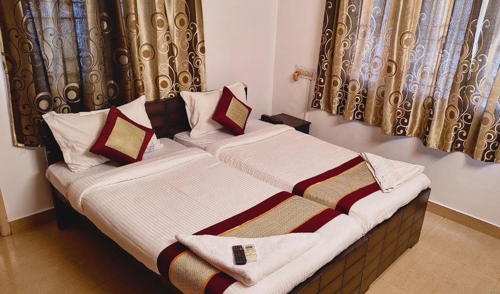 Postel nebo postele na pokoji v ubytování Swarna Sudarshan Service Apartment @ Adyar chennai