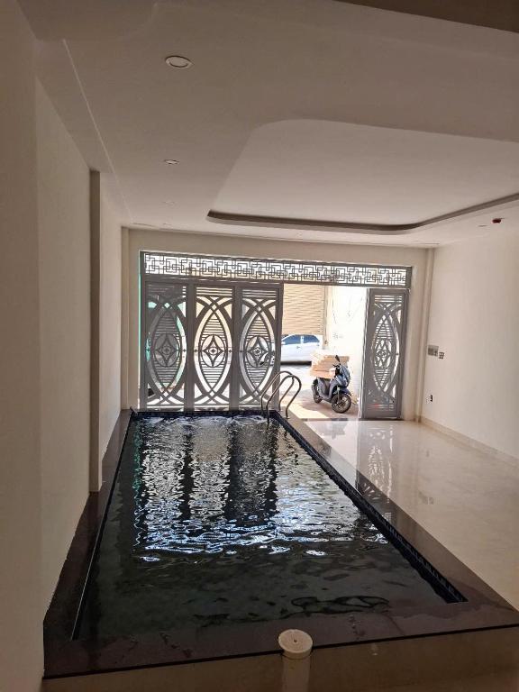 Bazén v ubytování Villa Bãi Sau 5 Lạc Long Quân nebo v jeho okolí