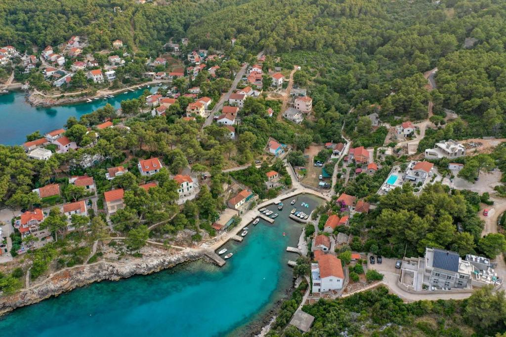 z powietrza widok na małe miasteczko nad rzeką w obiekcie Apartmani Huljić w mieście Stari Grad