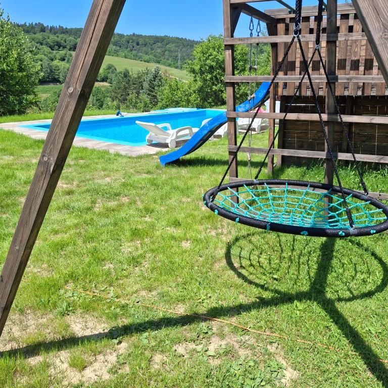 Bazén v ubytovaní Domki i apartamenty nad jeziorem solińskim z basenem I widokiem na góry alebo v jeho blízkosti