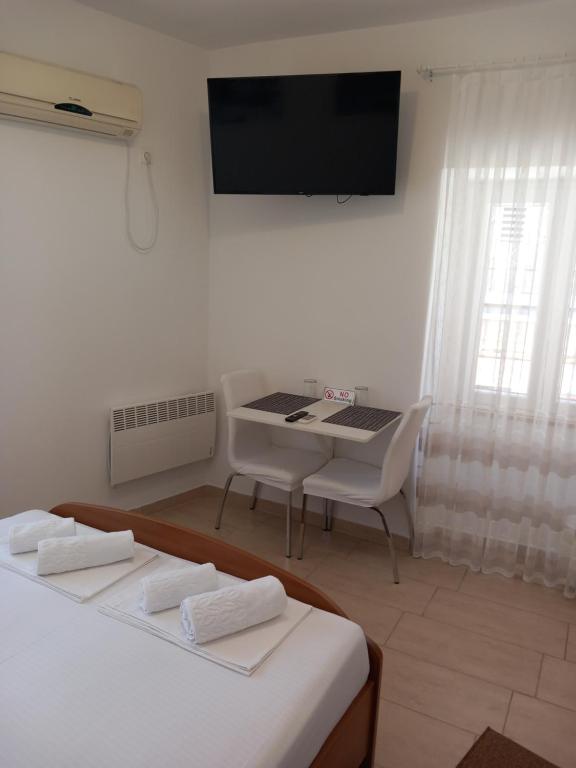 Rúm í herbergi á Studio apartman TEDY