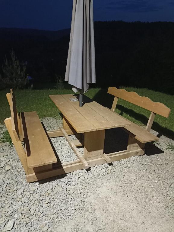 Fotografia z galérie ubytovania Domki i apartamenty nad jeziorem solińskim z basenem I widokiem na góry v destinácii Wołkowyja