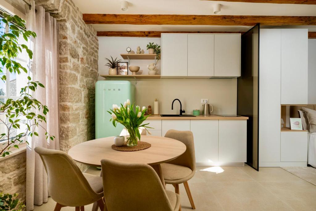 a kitchen and dining room with a table and chairs at Apartment Vert San Zuian in Bale