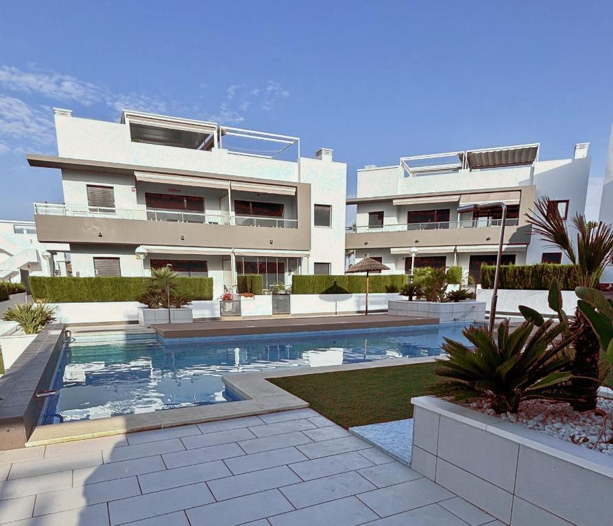 ein großes Gebäude mit einem Swimmingpool davor in der Unterkunft Hogar Feliz de España in Ciudad Quesada