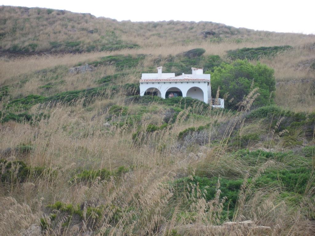 un edificio en la ladera de una colina en Can Roc, en Es Mercadal