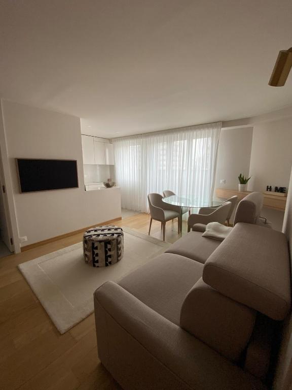 un salon avec un canapé et une table dans l'établissement Paris 13th Olympiades Apartment, à Paris