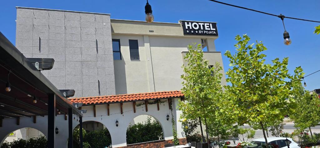 Budova, kde se hotel nachází