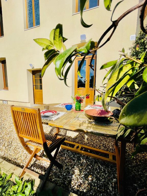d'une table en bois et d'une chaise dans le jardin. dans l'établissement Green bubble LH Urban Oasis, au Havre