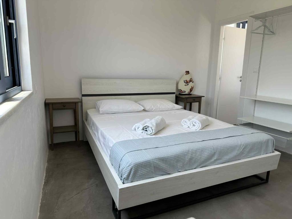 Postel nebo postele na pokoji v ubytování NV seafront Villa Aegina