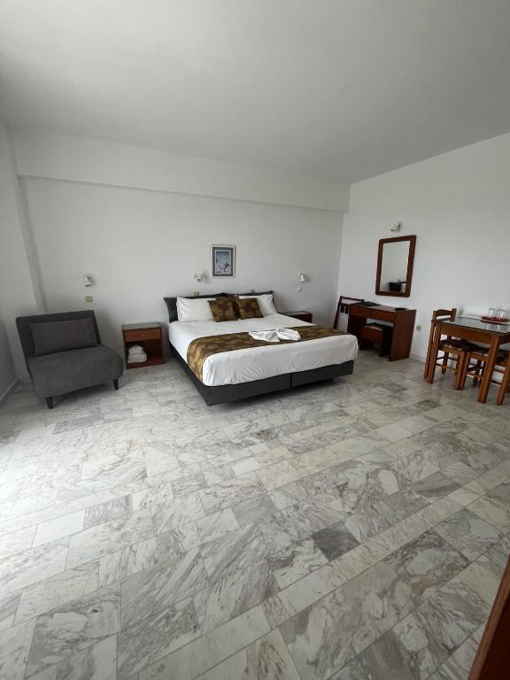 Vlycha Beach Apartments - 15