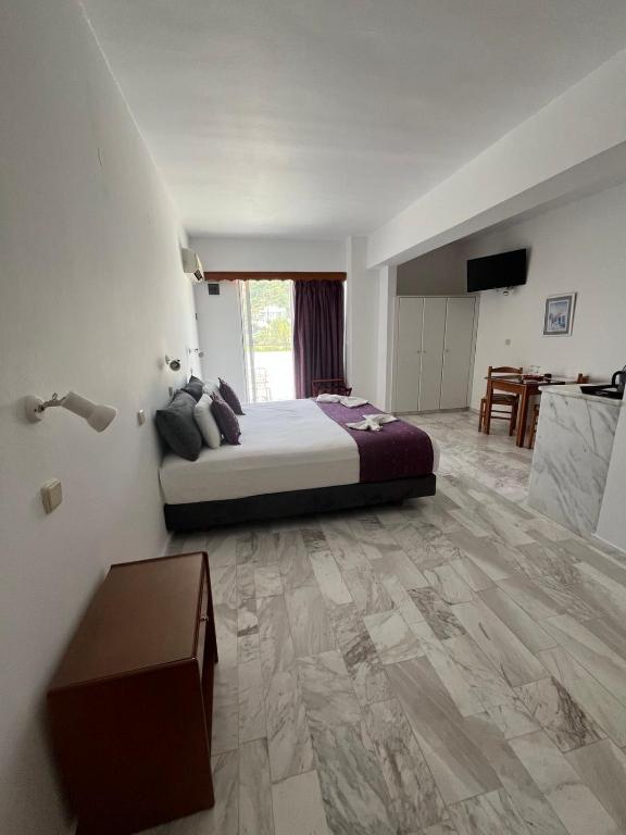 Vlycha Beach Apartments - 12