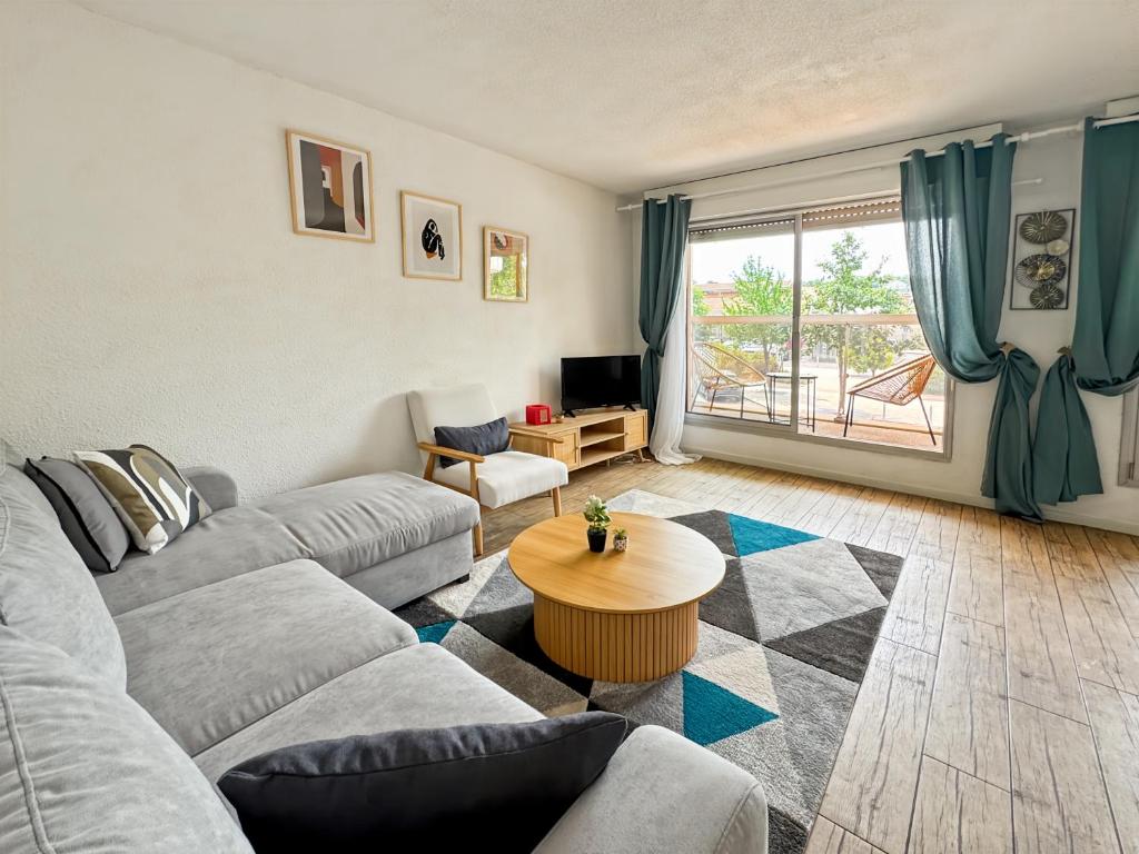 un salon avec un canapé et une table dans l'établissement L'escale Arcachonnaise, à Arcachon