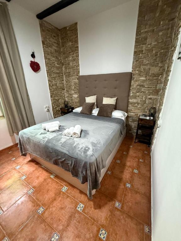 Un dormitorio con una cama con dos toallas encima. en Holiday Rooms, en Roma
