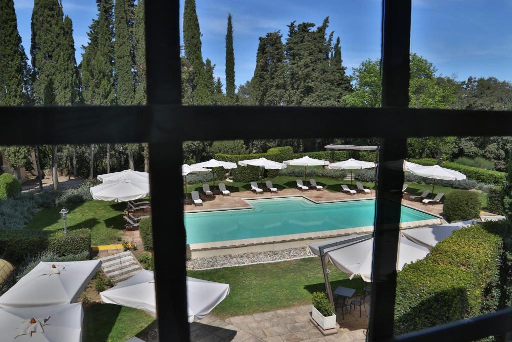 Bazén v ubytování Hotel La Collegiata nebo v jeho okolí