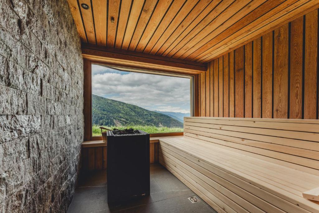 Nespecifikovaný výhled na hory nebo výhled na hory při pohledu z penzionu – hostince