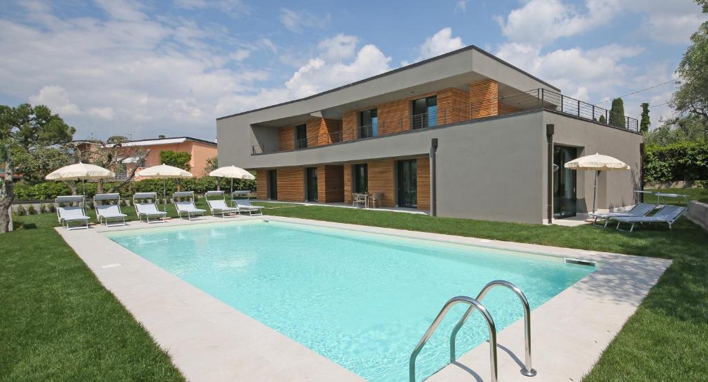 willa z basenem przed domem w obiekcie Villa T14 w mieście Bardolino