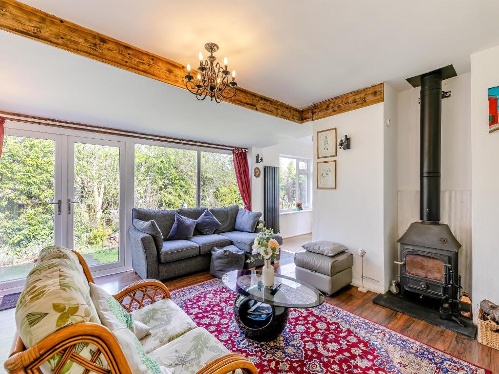 ein Wohnzimmer mit Couch und Kamin in der Unterkunft Forest View Cottage in Nottingham
