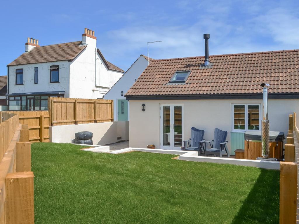 a backyard with a fence and a house at The Dairy - Uk48756 in Bempton
