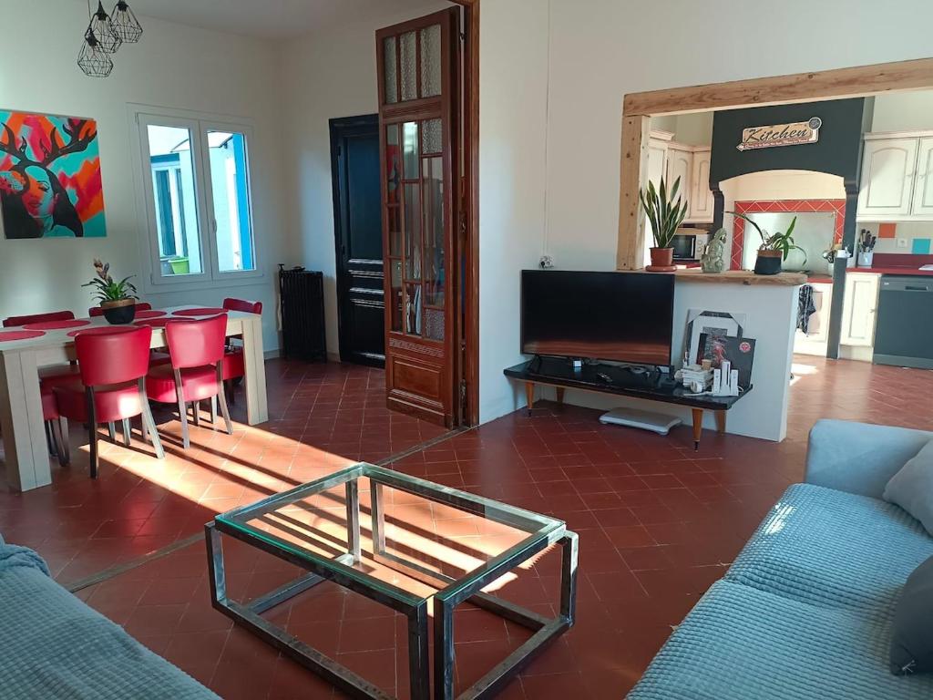 TV/trung tâm giải trí tại Chez Les Artistes Jacuzzi terrasse et billard