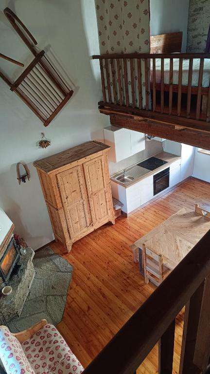 an overhead view of a living room with a wooden floor at Locazione turistica Lou Bindel in Sampeyre