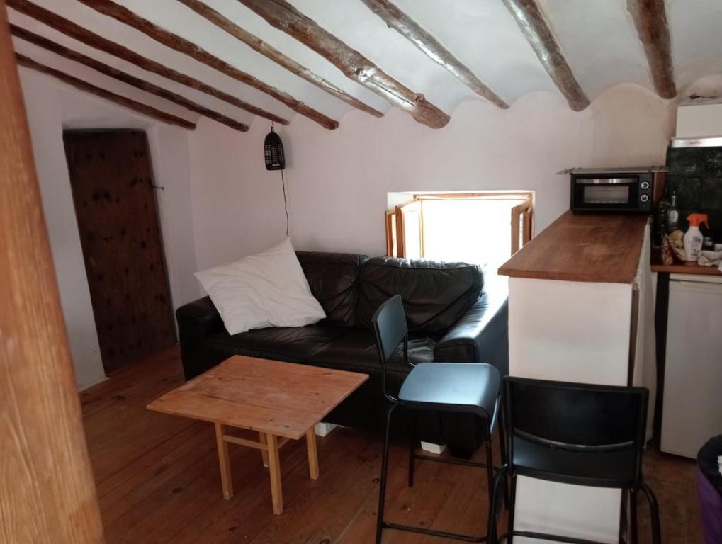 un soggiorno con un divano e un tavolo di Casa del lince a Inazares