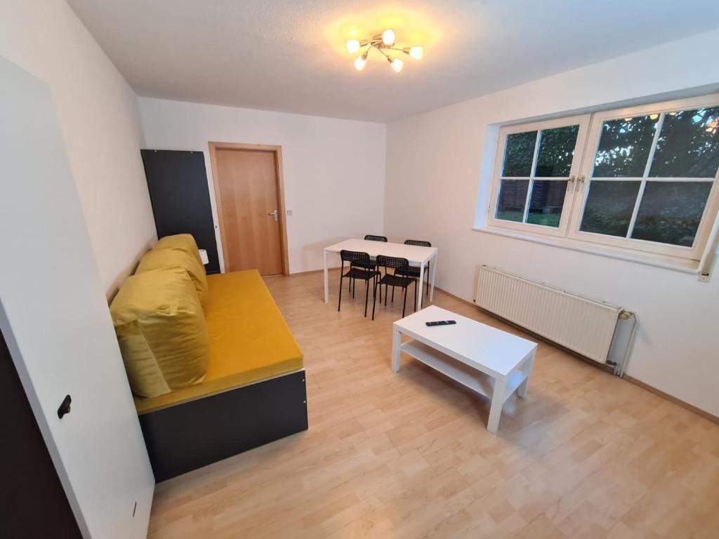 Χώρος καθιστικού στο Rent House - Work and Sleep in Neustetten - Ideal für Teams und Monteure bis 4 Personen - Ganze Wohnung - ruhig und kühl im Sommer - eigener Garten mit Grill - easy Check-In - weitere Unterkünfte Vorhanden