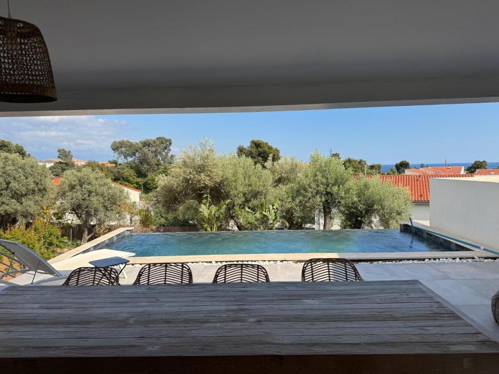 - une vue sur la piscine depuis le balcon d'une maison dans l'établissement Villa d'exception - La Ciot'Art & Détente, Vue Mer et Piscine, à La Ciotat